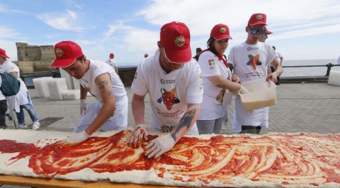 Rekor Pizza terpanjang di dunia sepanjang 2 KM
