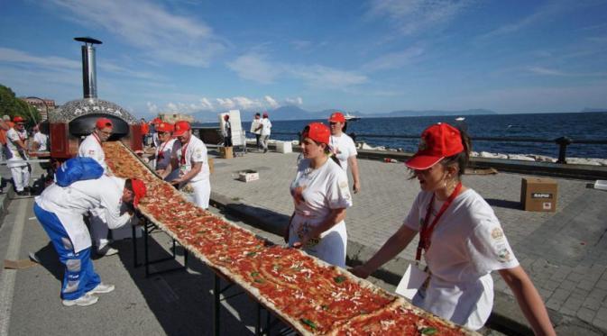 Rekor Pizza terpanjang di dunia sepanjang 2 KM