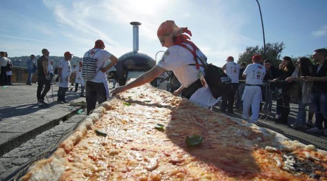 Rekor Pizza terpanjang di dunia sepanjang 2 KM