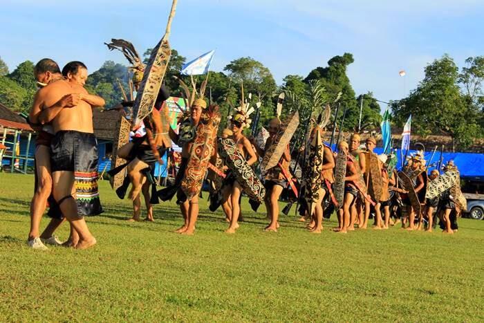 13 Tarian Adat Kalimantan