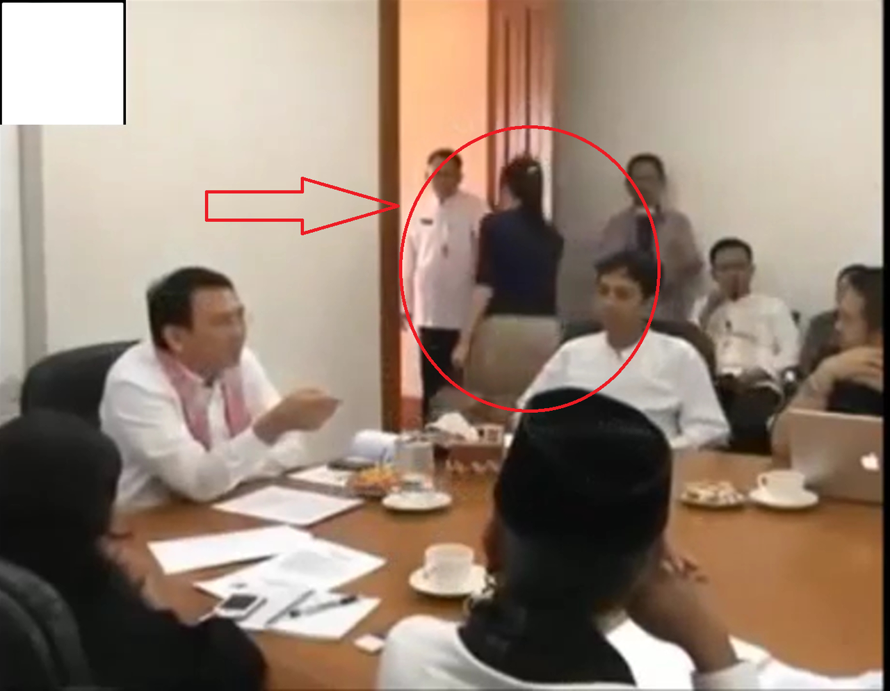 AHOK MARAHIN ISTRINYA DEPAN UMUM? BENERAN NGGA SIH GAN?!