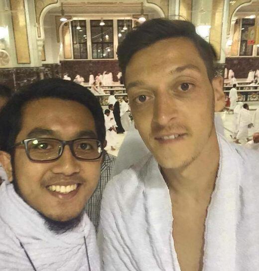Jelang tampil di EURO 2016, Mesut Ozil lakukan Ibadah Umroh