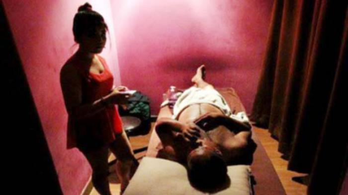 (kurang SSI) Wanita Pemijat Diminta Cium Pelanggan, Eh Ditusuk Pisau