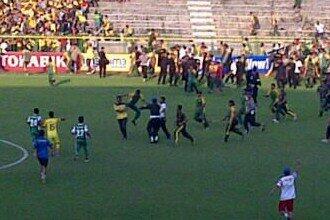 FOTO-FOTO BRUTALNYA SUPORTER PS TNI MENG-HAJAR SUPORTER ULTRAS GRESIK