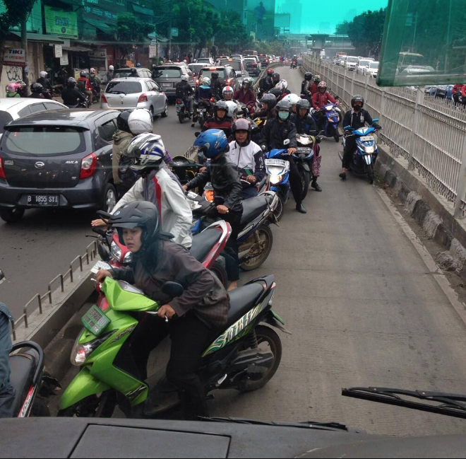 Panik...Dikira ada Razia, Biker Angkat motor dari Jalur busway
