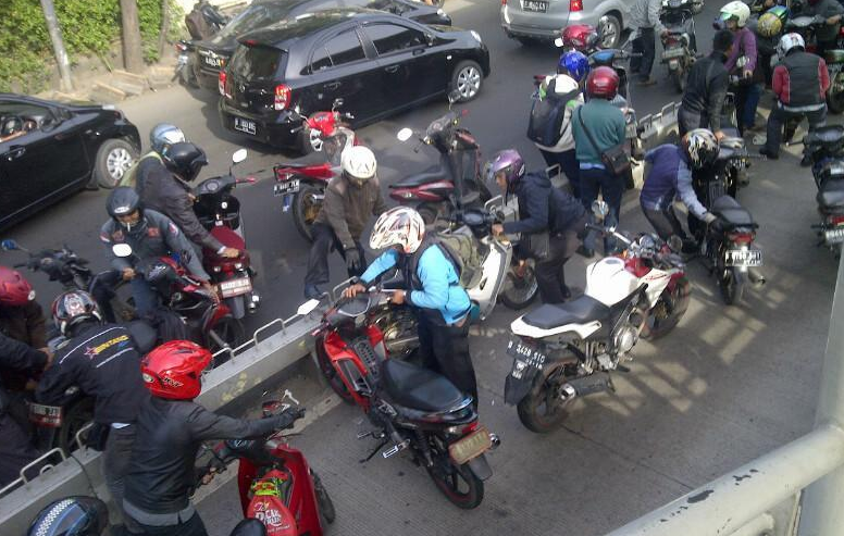 Panik...Dikira ada Razia, Biker Angkat motor dari Jalur busway