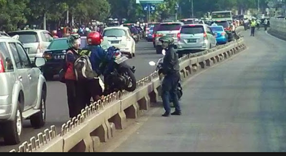 Panik...Dikira ada Razia, Biker Angkat motor dari Jalur busway