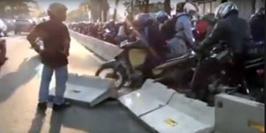 Panik...Dikira ada Razia, Biker Angkat motor dari Jalur busway