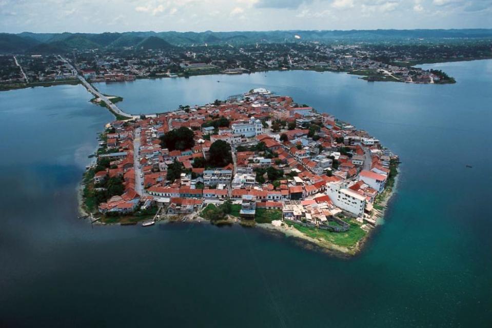 NI GAN 8 PULAU KECIL DARI BELAHAN DUNIA YANG PADAT PENDUDUKNYA