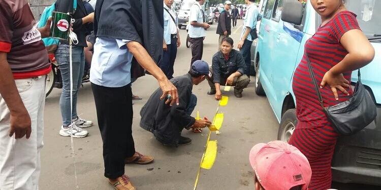 Penuhi tuntutan sopir Mikrolet, Dishub pasang garis khusus angkot
