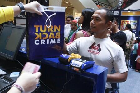 Gunakan Kaus Turn Back Crime, Sipil Merasa Gagah