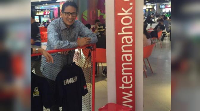 Sandiaga Uno Berfoto di Stan TemanAHok