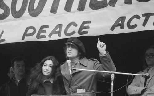 5 Hal Yang Mungkin Akan Dilakukan John Lennon Jika Masih Hidup
