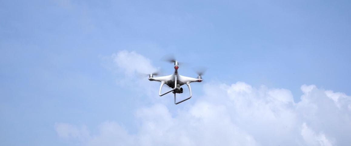 Mau tau rasanya nerbangin drone paling happening : DJI Phantom 4, Cek disini gan!