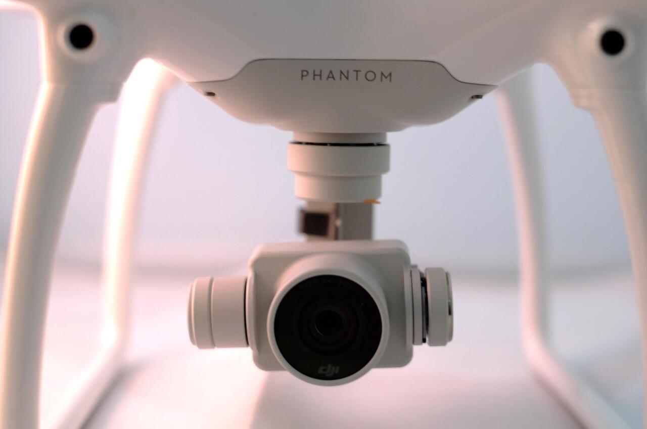 Mau tau rasanya nerbangin drone paling happening : DJI Phantom 4, Cek disini gan!