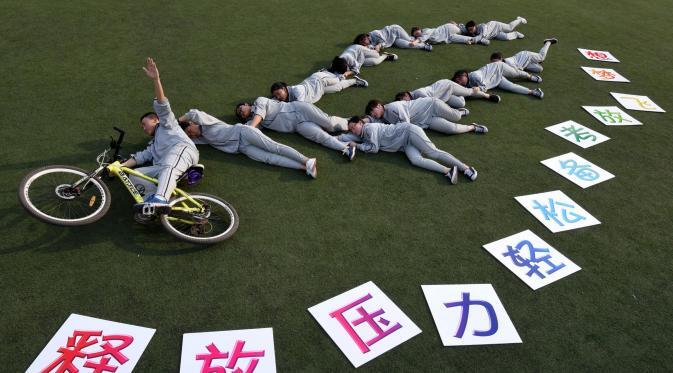 Cara unik pelajar China melepaskan stress sebelum menghadapi ujian