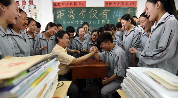 Cara unik pelajar China melepaskan stress sebelum menghadapi ujian