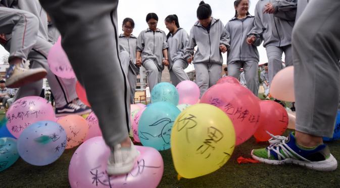 Cara unik pelajar China melepaskan stress sebelum menghadapi ujian
