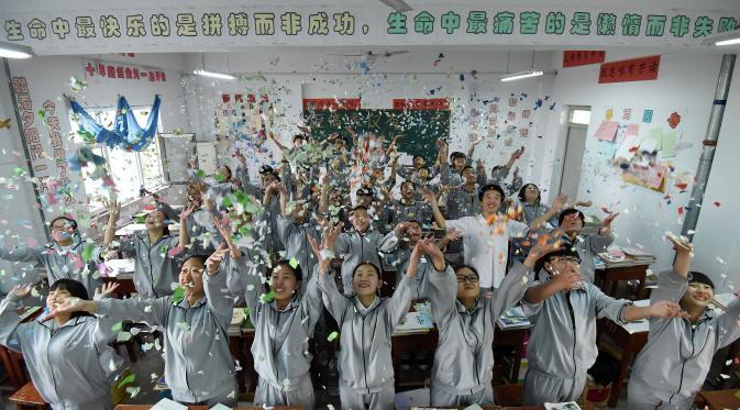 Cara unik pelajar China melepaskan stress sebelum menghadapi ujian