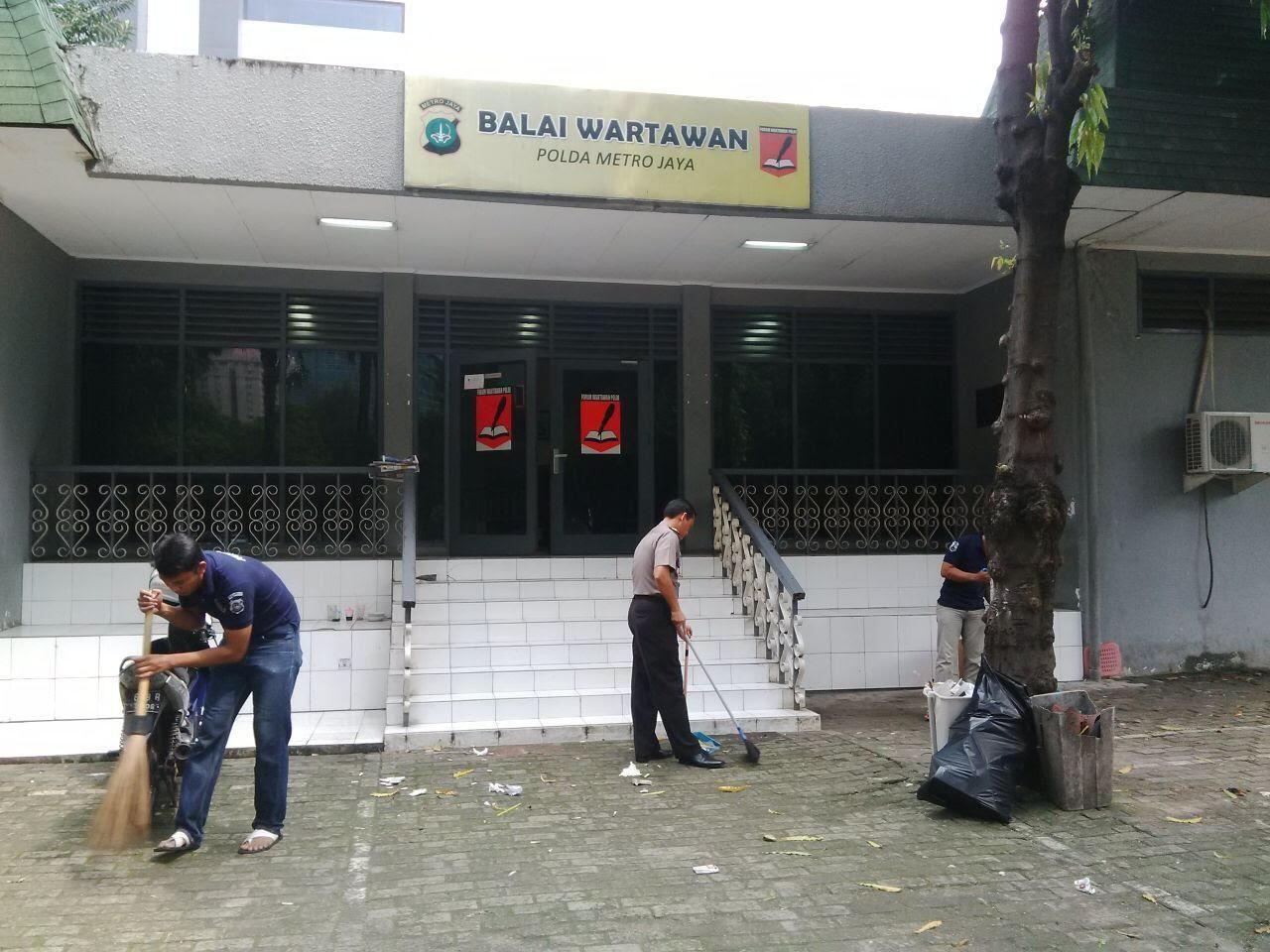 TANPA MALU, Kabid Humas Polda Metro Ikut Punguti Sampah