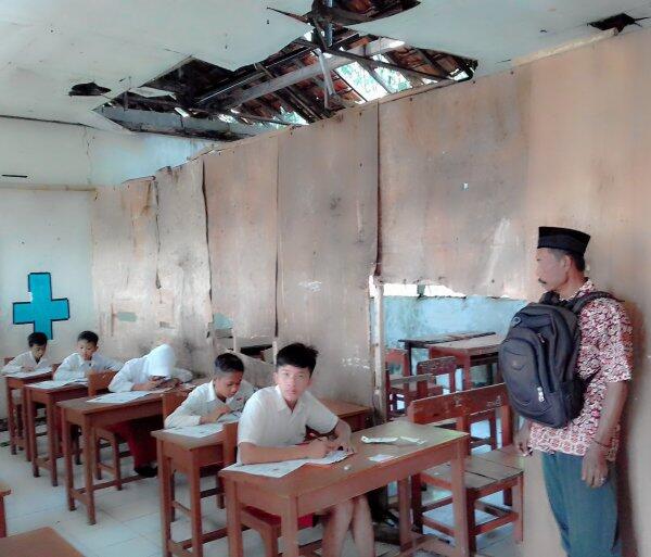 Kondisi SDN 2 Tambak Cimarga Lebak, Rusak Parah