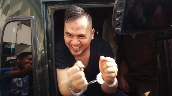 Begini wajah Ceria Bang Ipul saat Diborgol