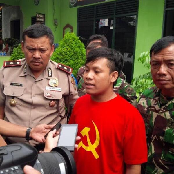 Kuli Bangunan di Ciputat ini Diamankan TNI karena Pakai Kaos Palu Arit