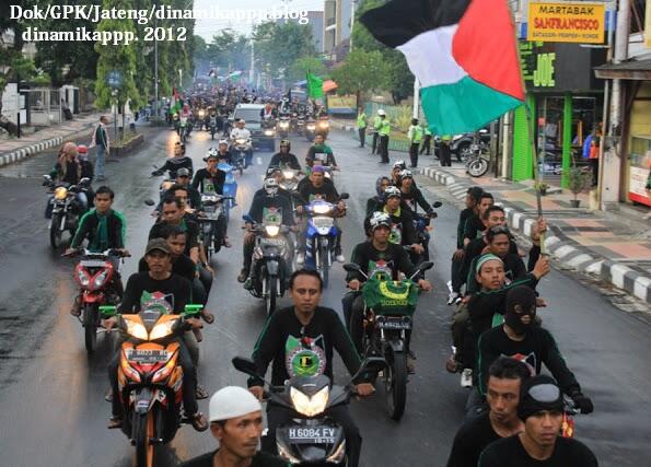 Massa Ormas Berpawai, Empat Polisi Terluka