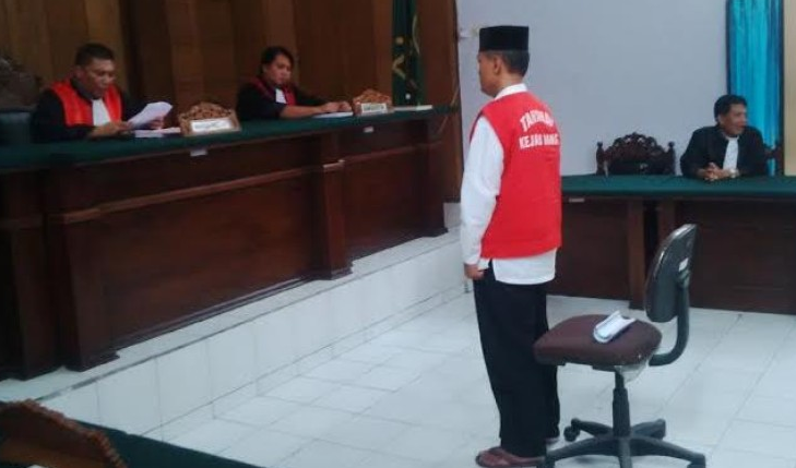 KEBIRI FAIL...Cabuli Bocah,Polisi ini &#91;hanya&#93; Divonis 8 Tahun Penjara