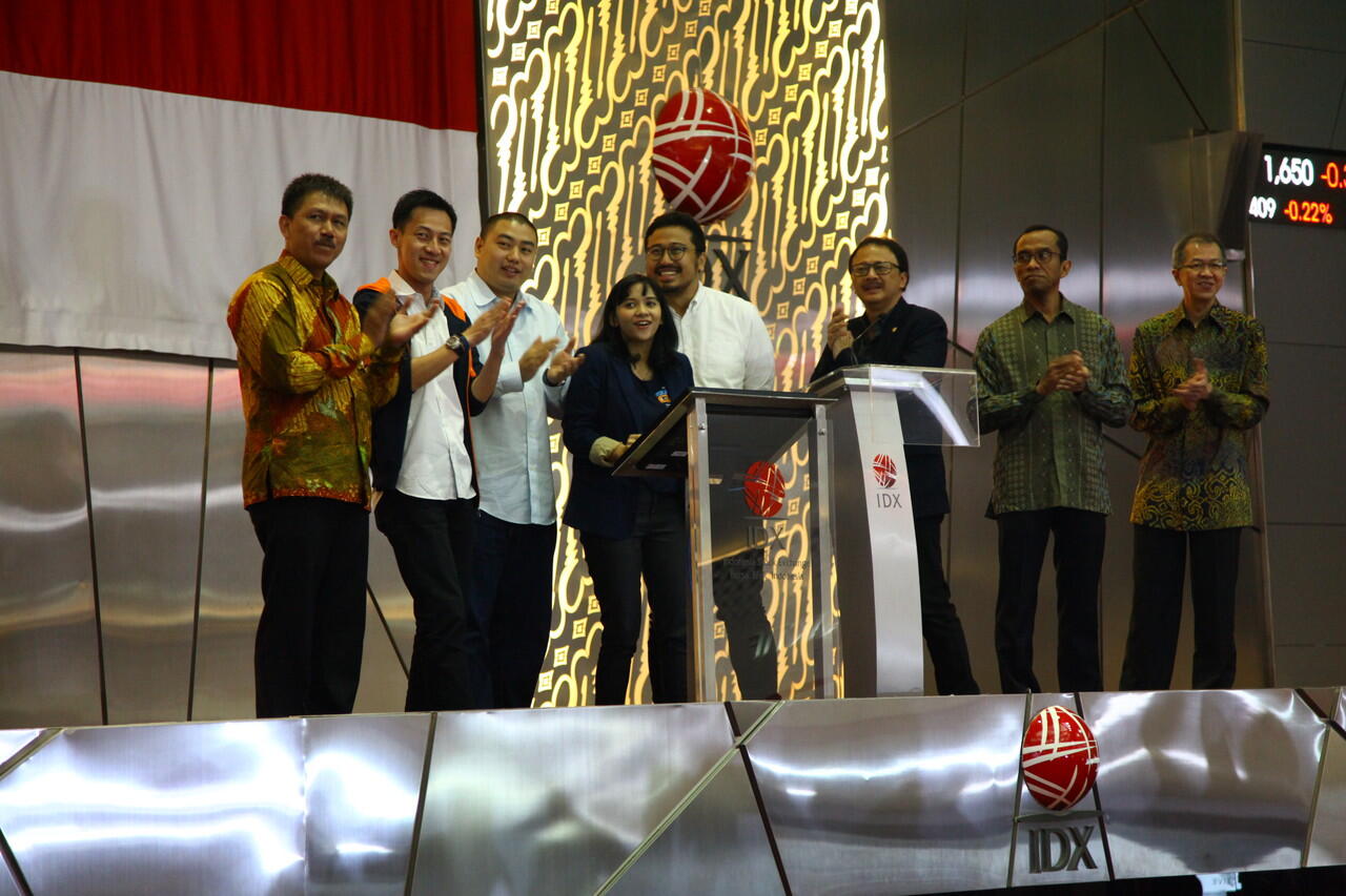 Andrew Darwis dan Ken Dean Lawadinata Membuka Perdagangan di Bursa Efek Indonesia