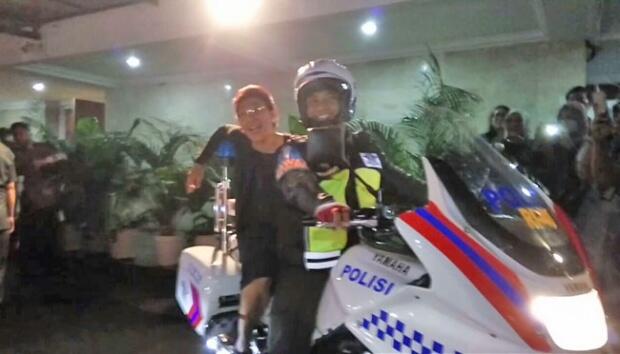 Hindari Kemacetan, Menteri Susi Membonceng Motor Pengawal