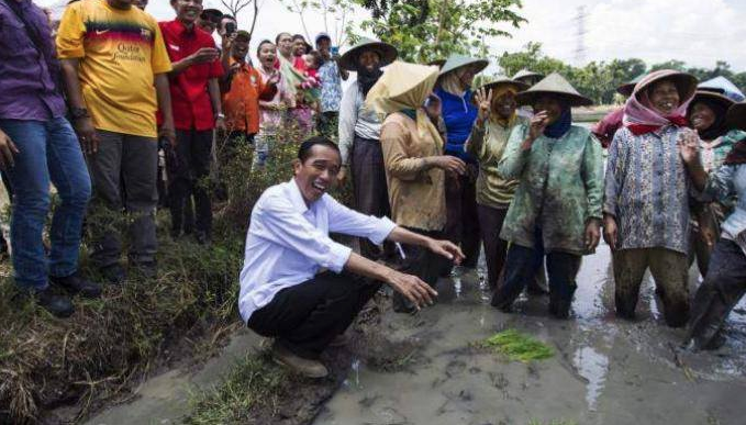  Jongkok &amp; Pake Sendal Jepit, Pemuda ini jadi RI-1