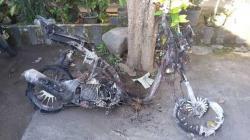 Warga Bakar Motor Pencuri Ayam Jago ( rugi donk malingnya)