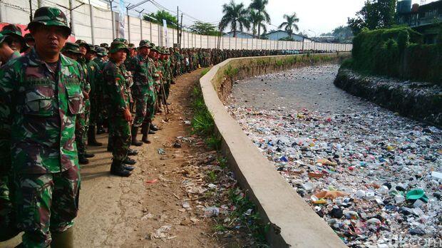 Aher Gelengkan Kepala Lihat Sungai Penuh Sampah: Angkat Semuanya!