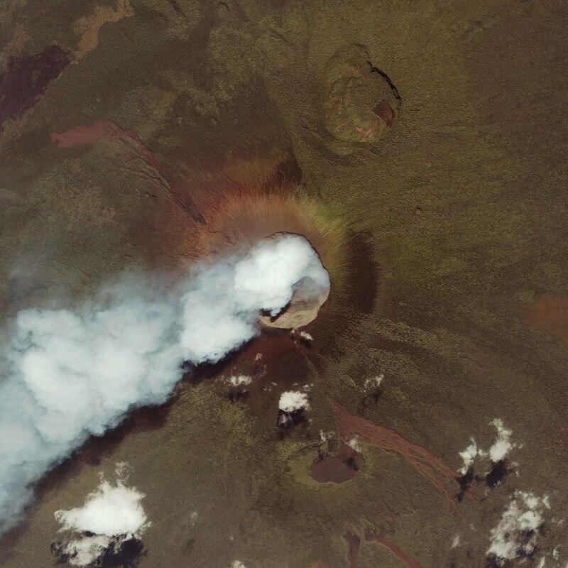 10 Foto menakjubkan letusan gunung yang diambil dari luar angkasa!