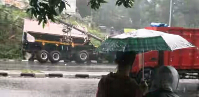 Truk Buku Keluarga Rio "Crash" HaryantoTerguling di Salib Putih