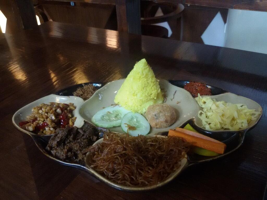 6 Nasi  Kuning  di Jakarta Paling  Nikmat yang Harus Kamu 