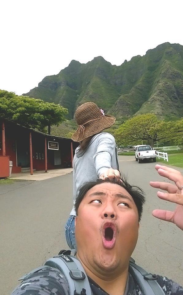 Pria ini Selfie untuk Menggambarkan Travel Bersama Pasangan in Real Life