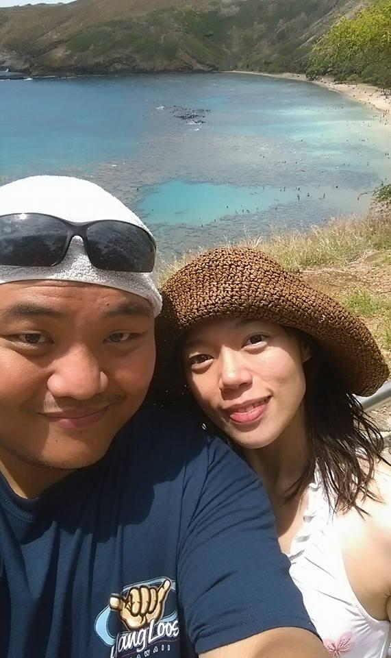 Pria ini Selfie untuk Menggambarkan Travel Bersama Pasangan in Real Life