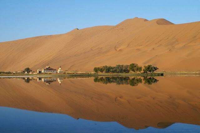 Danau-Danau Misterius di Gurun Badain Jaran