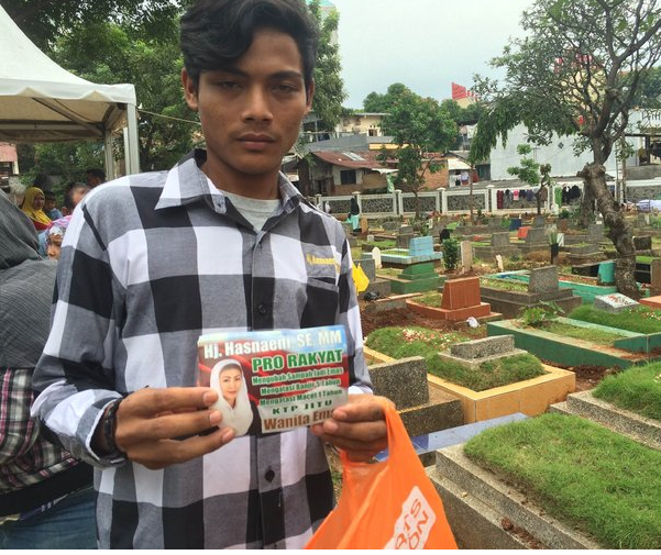 Ziarahi makam Uje, Wanita Emas bagi-bagi stiker di Kuburan