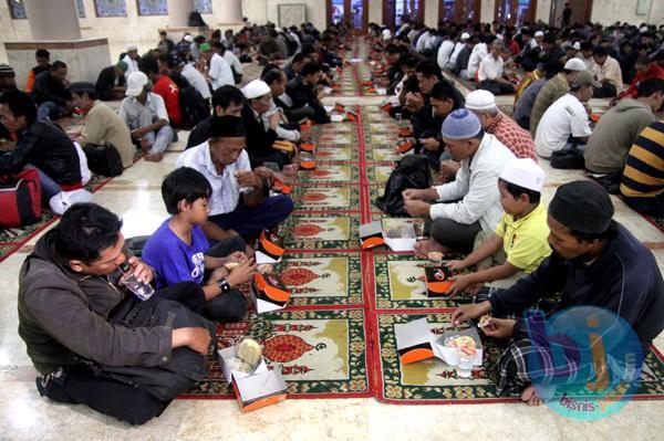 Alasan-Alasan Agan Menjadi Seorang Pemburu Takjil Gratis (Oom in Ramadan)