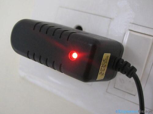 Charger HP gak dicabut dari stop kontak bikin tagihan listrik bengkak? Nih jawabnya..
