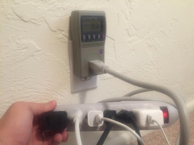 Charger HP gak dicabut dari stop kontak bikin tagihan listrik bengkak? Nih jawabnya..