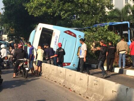 Bus TransJakarta Terbalik di Warung Buncit