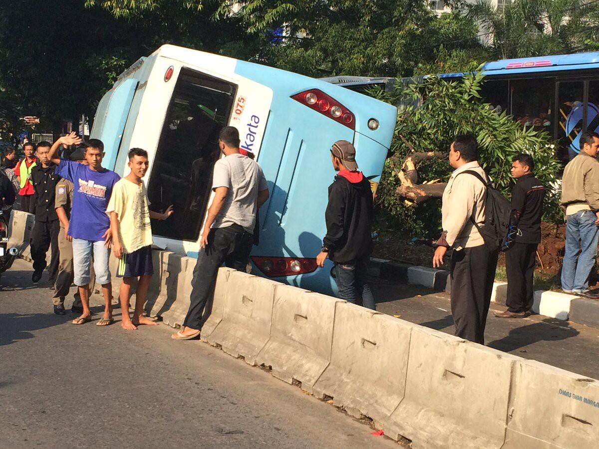 Bus TransJakarta Terbalik di Warung Buncit