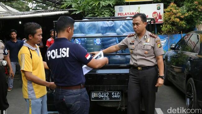 Polisi Ungkap Pemalsuan Air Mineral di Depok yang Berasal dari Sunga