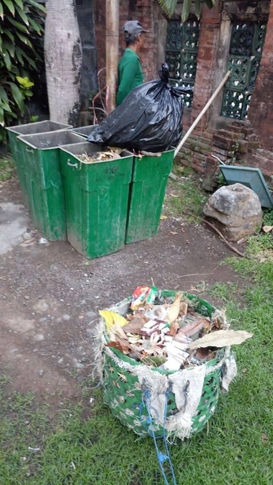 Salah buang sampah petugas DKP dipasung 5 jam oleh bangsawan Bali