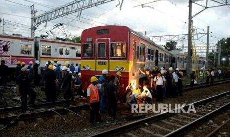 Warga Tawuran, Kaca KRL Lintas Bekasi Pecah Terkena Batu