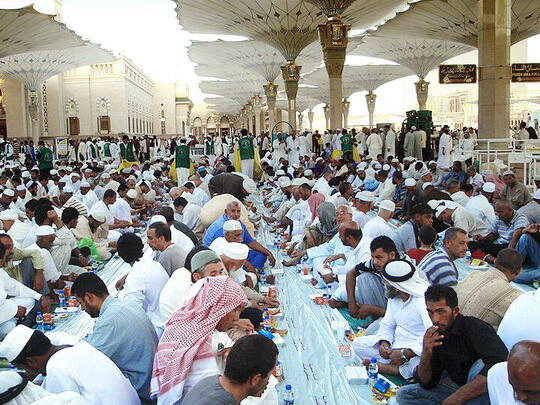 Buka Puasa terbesar di dunia ternyata di Mesjid Nabawi Madinah Saudi